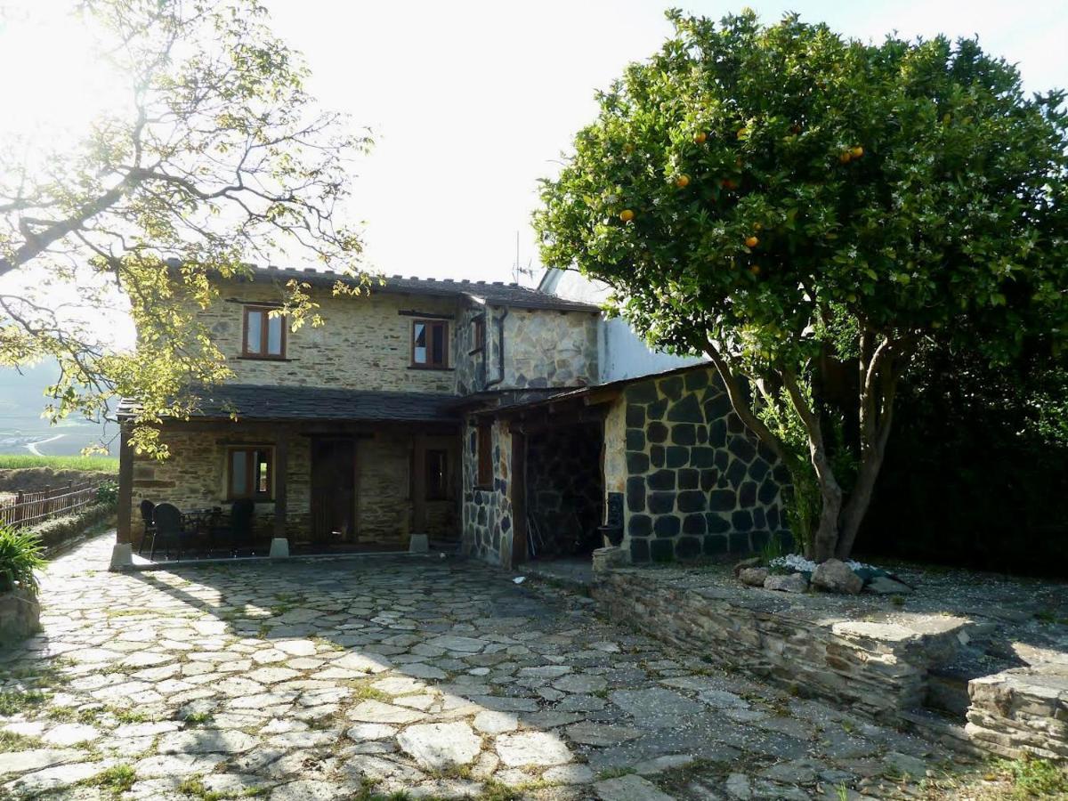 Casita Feliz Entre Montanas Y Cerca Del Mar Villa Trabada Exterior photo