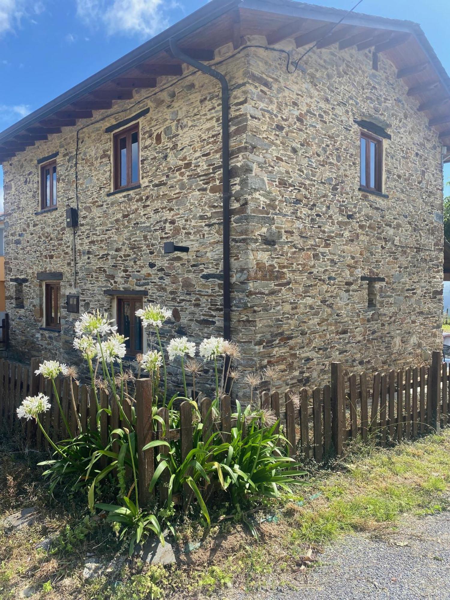Casita Feliz Entre Montanas Y Cerca Del Mar Villa Trabada Exterior photo
